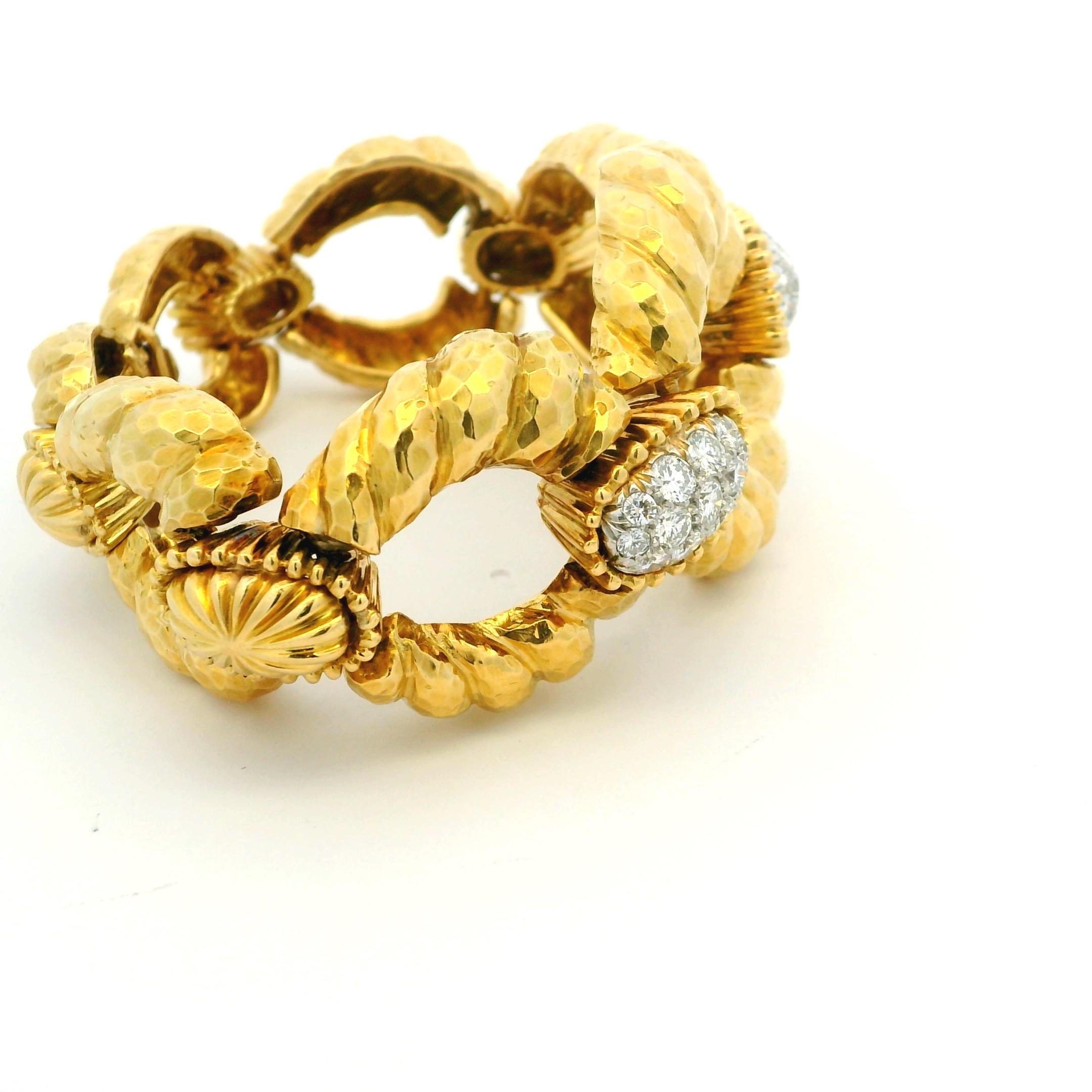 David Webb Bracciale a maglie in oro martellato 18 carati con accenti di diamanti Pavé, 101,77 Gra in vendita 2