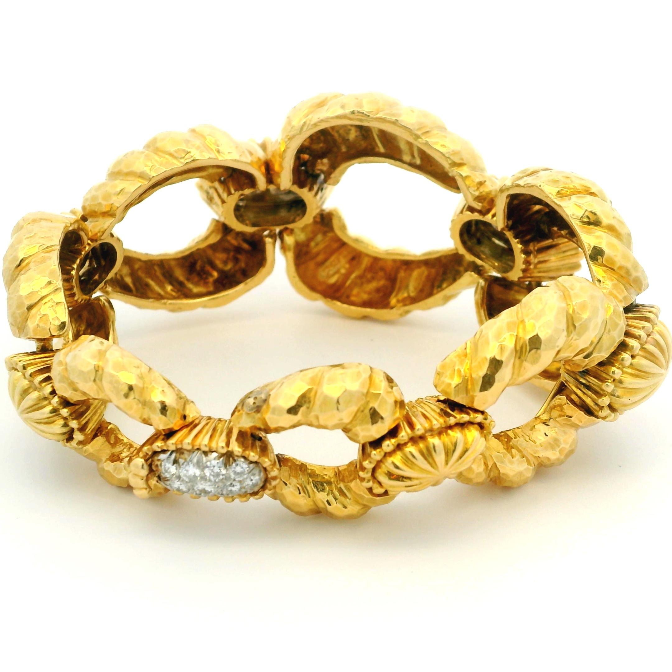 David Webb Bracciale a maglie in oro martellato 18 carati con accenti di diamanti Pavé, 101,77 Gra in vendita 3