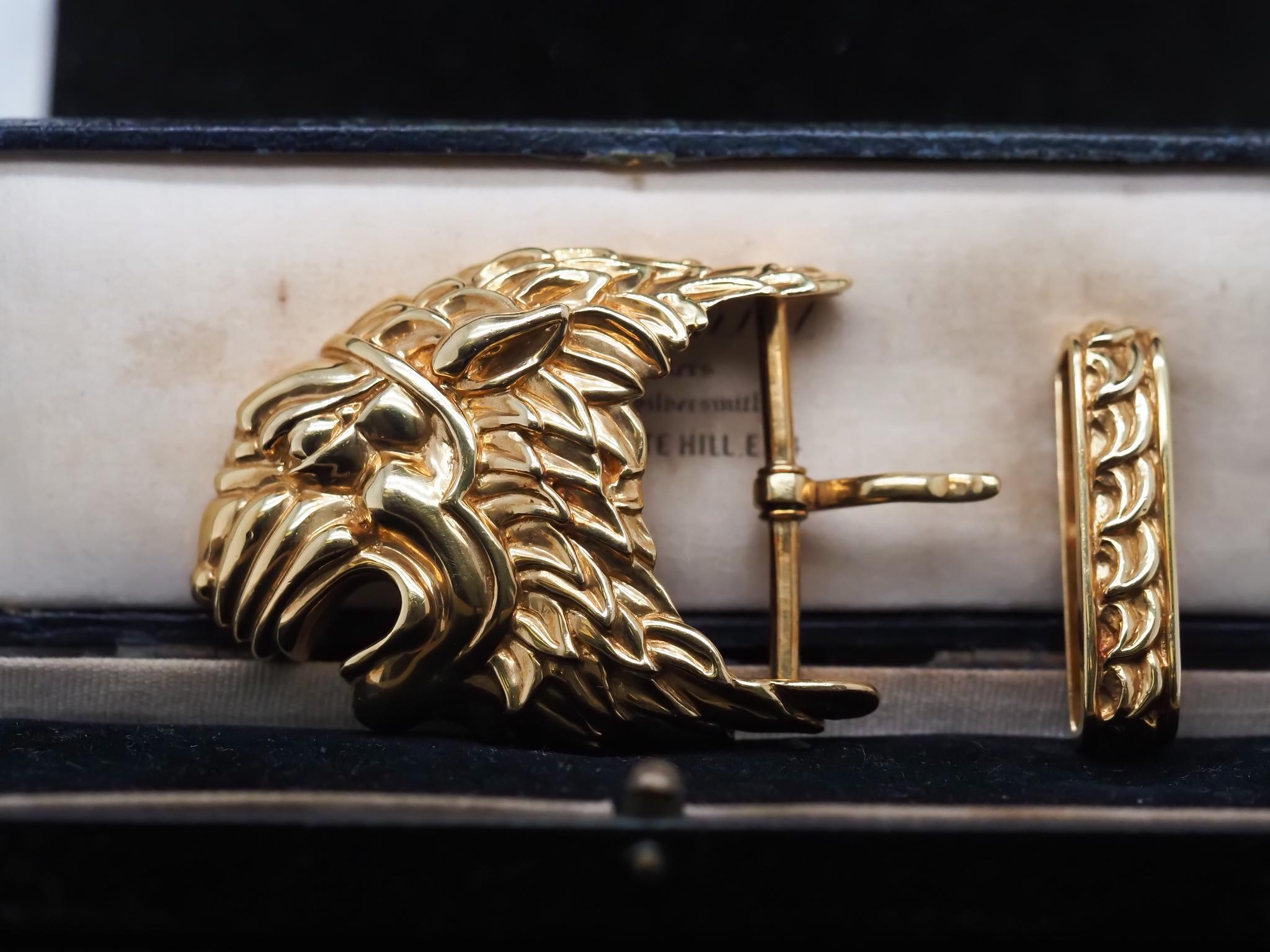 Détails de l'article :
Type de métal : Or jaune 18K [poinçonné et testé].
Poids : 63.8 grammes
Dimensions de la boucle : La partie de la ceinture du lion mesure 2,5 pouces d'est en ouest et 1,75 pouce du nord au sud.
Condit : Excellent