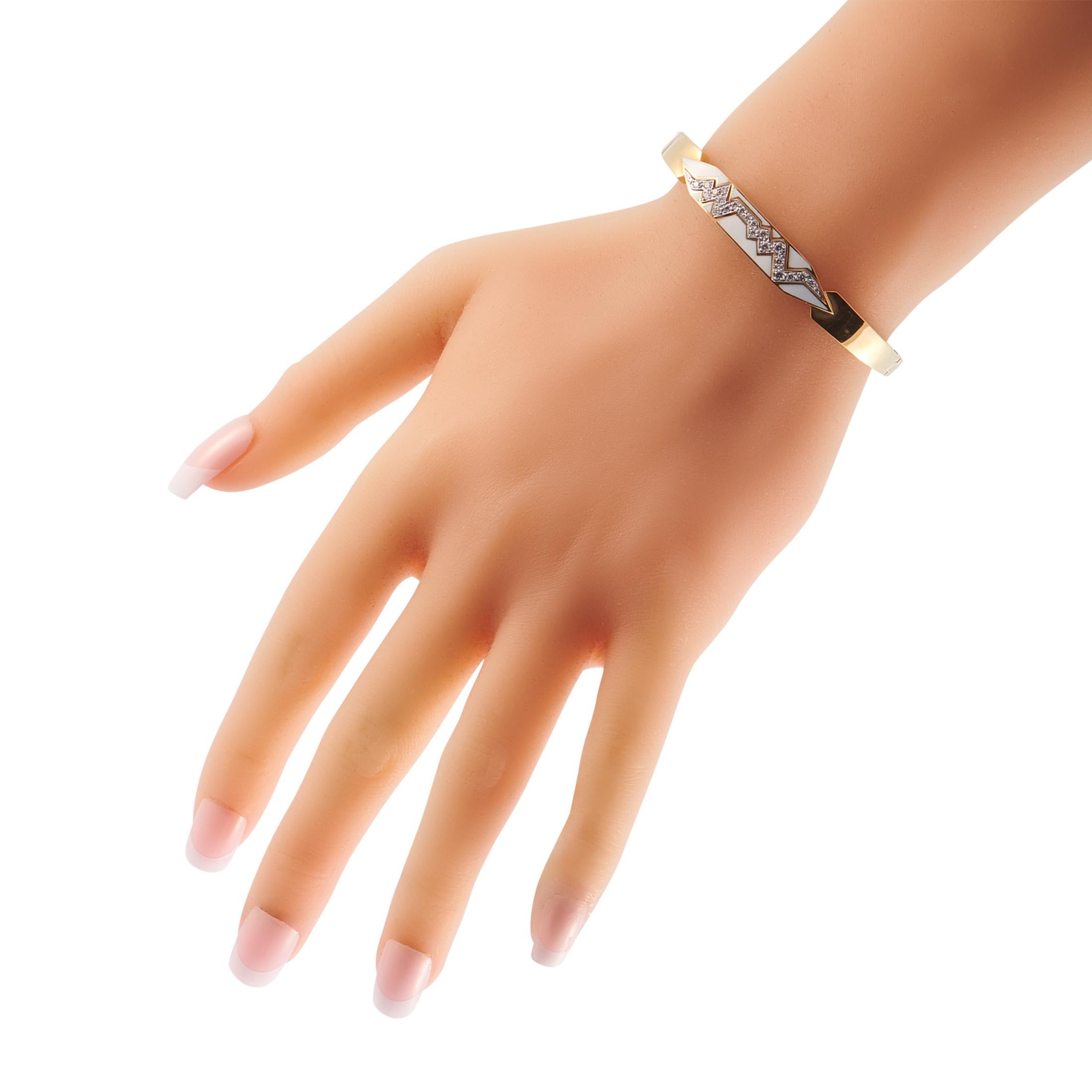 Das David Webb Skip Armband zeigt ein dynamisches Design, das ein Herz darstellt, das einen Schlag auslässt. Die achteckige Station in der Mitte dieses Schmuckstücks aus der Collection'S Motif verbindet weiße Emaille-Akzente mit funkelnden Diamanten