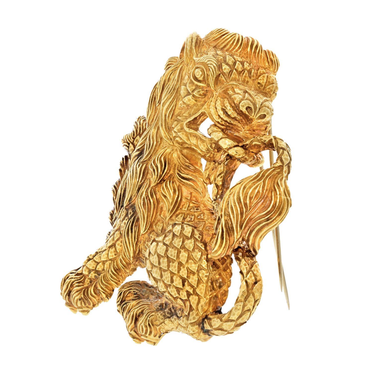 Libérez la reine qui sommeille en vous avec la magnifique broche David Webb Lion en or jaune 18 carats. Cette pièce impressionnante est un symbole de force et de puissance, réalisée avec une précision et une finesse extrêmes. Lorsque vous vous