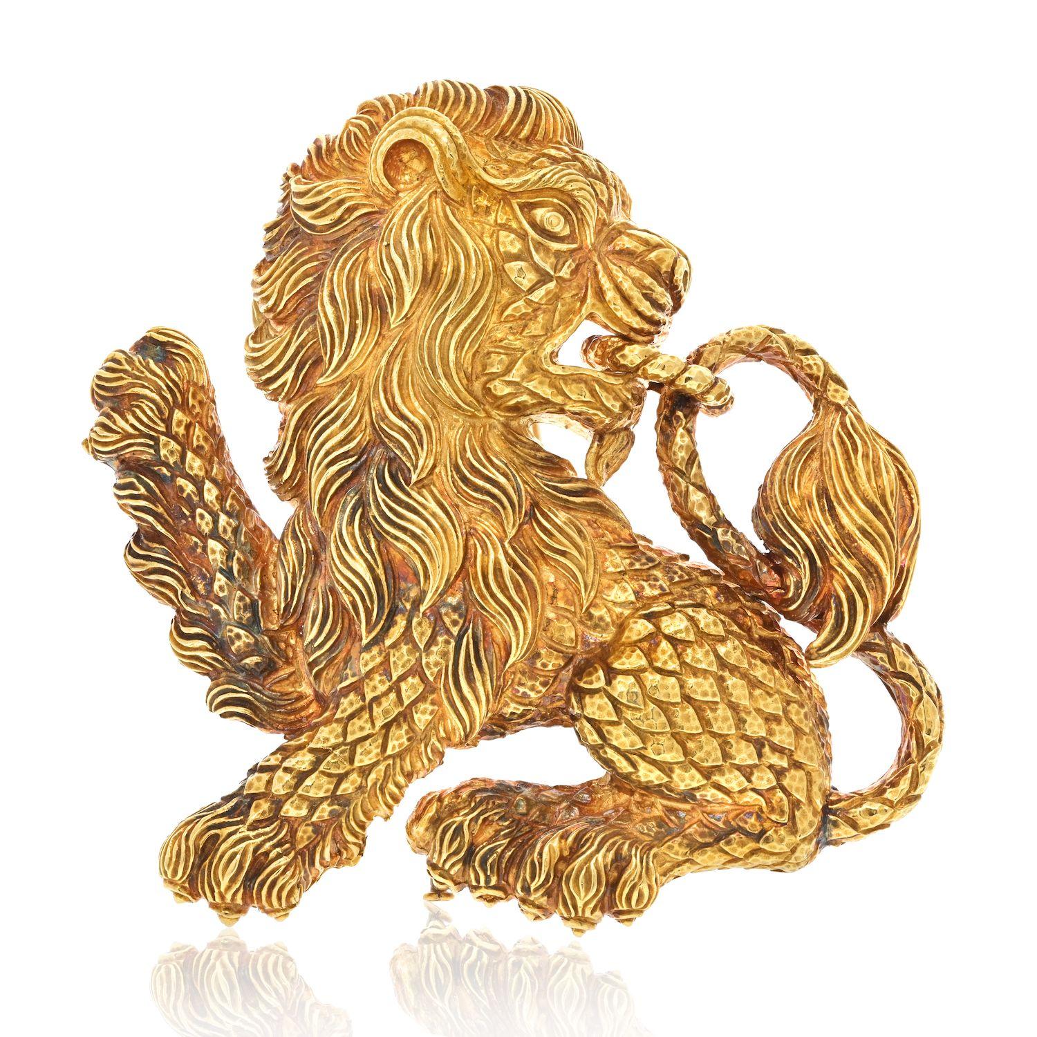 David Webb 18K Yellow Gold 1970's Lion Pendant Brooch In Excellent Condition For Sale In New York, NY