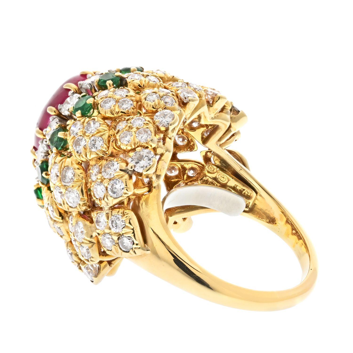 Bague cocktail en or jaune 18K de David Webb, datant des années 1970, ornée de rubis, de diamants et d'émeraudes.
Porter une bague de cocktail David Webb en or jaune 18 carats, rubis, diamants et émeraudes des années 1970 est une excellente façon de