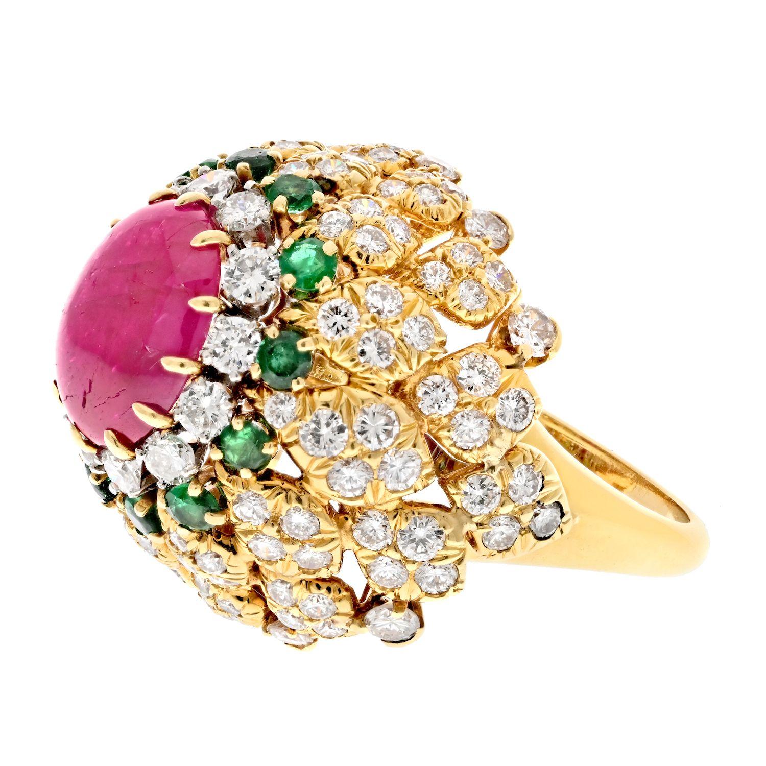 Moderne David Webb, bague cocktail en or jaune 18 carats, rubis, diamants et émeraudes des années 1970 en vente