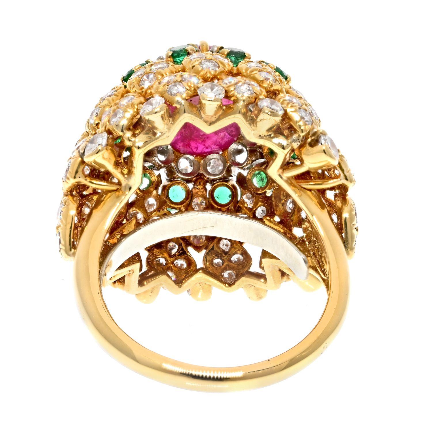 Taille ovale David Webb, bague cocktail en or jaune 18 carats, rubis, diamants et émeraudes des années 1970 en vente