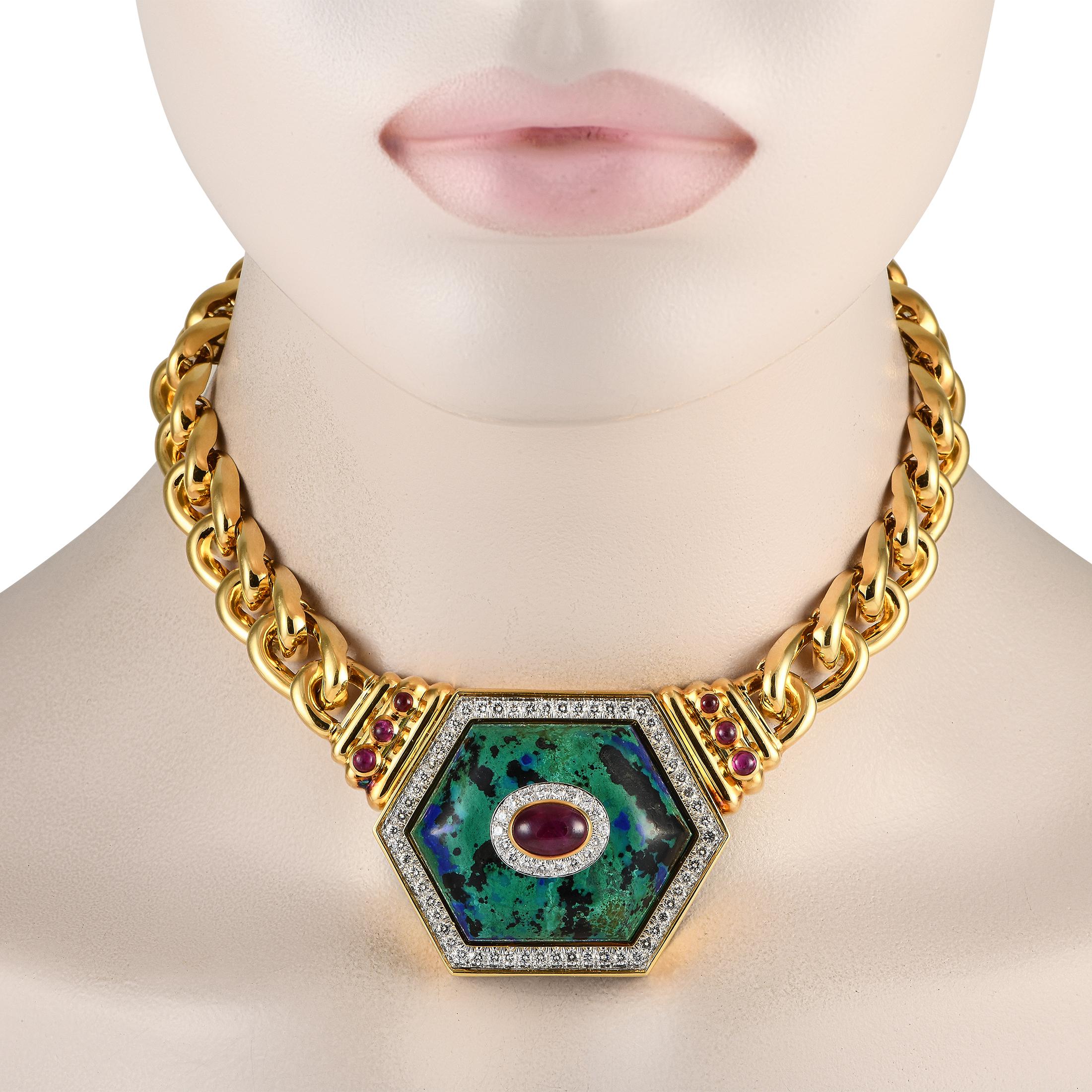 Le coup d'éclat. Ce collier David Webb est d'une conception exceptionnelle qui attire l'attention. Il se compose d'une chaîne en or jaune massif et d'un pendentif hexagonal surdimensionné. La pièce centrale à six côtés présente une bordure sertie de