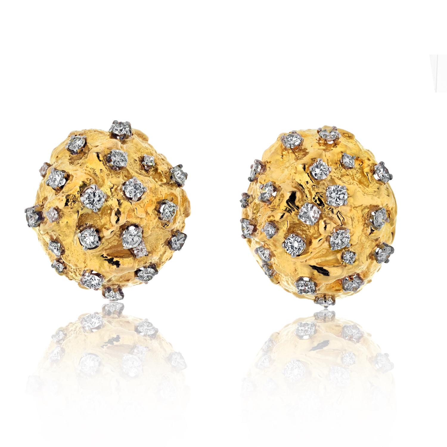 Estate David Webb Platinum & 18K Yellow Gold Clip Earrings: A Glimpse of Timeless Elegance

Elegance is often celebrated in simplicity, and the Estate David Webb Platinum & 18K Yellow Gold Clip Earrings are a testament to this. These exquisite