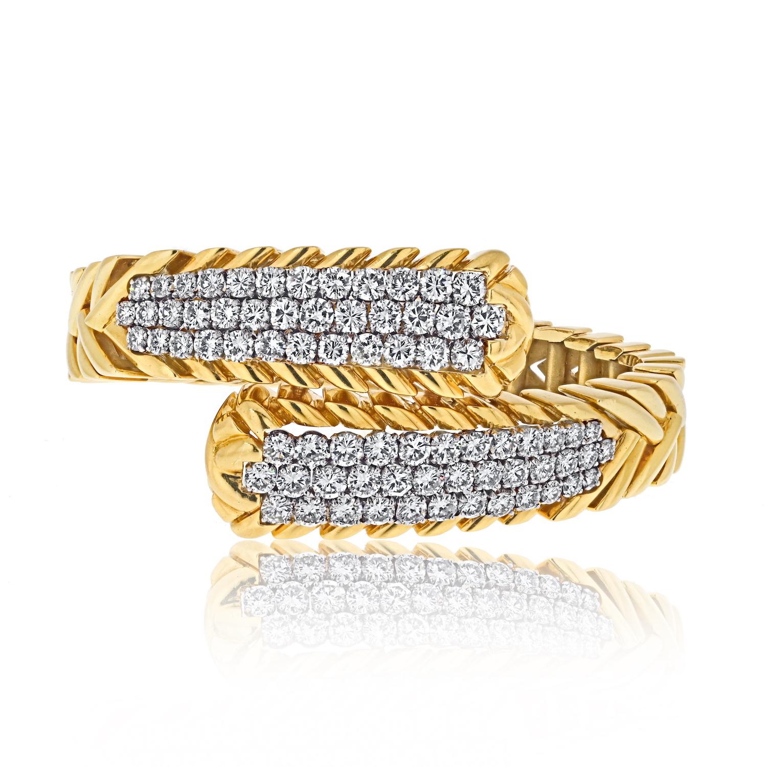David Webb: 18 Karat Gelbgold Crossover-Armband mit runden Diamanten, 8,00 Karat Gesamtkaratgewicht (Moderne) im Angebot
