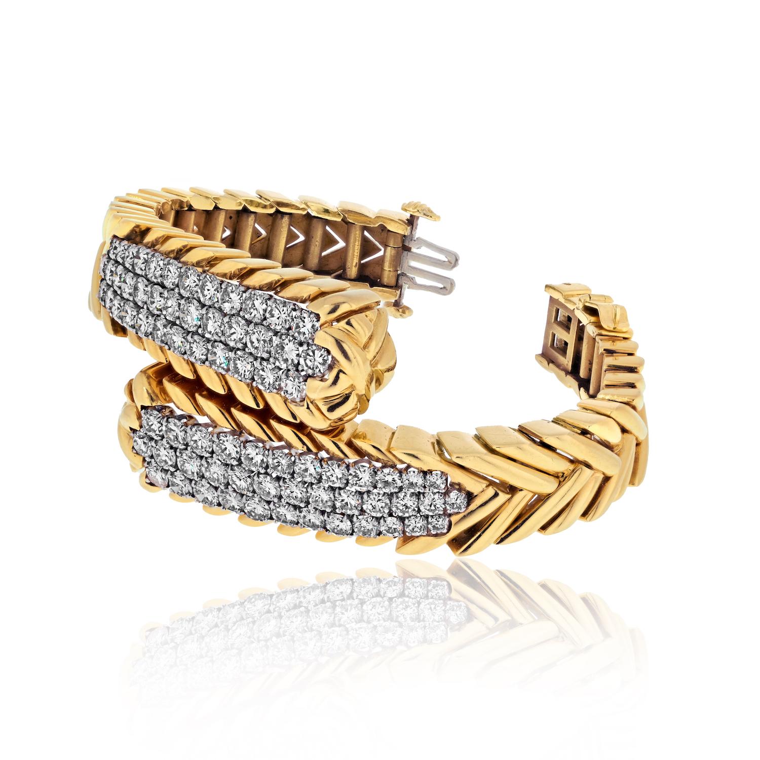David Webb: 18 Karat Gelbgold Crossover-Armband mit runden Diamanten, 8,00 Karat Gesamtkaratgewicht (Rundschliff) im Angebot