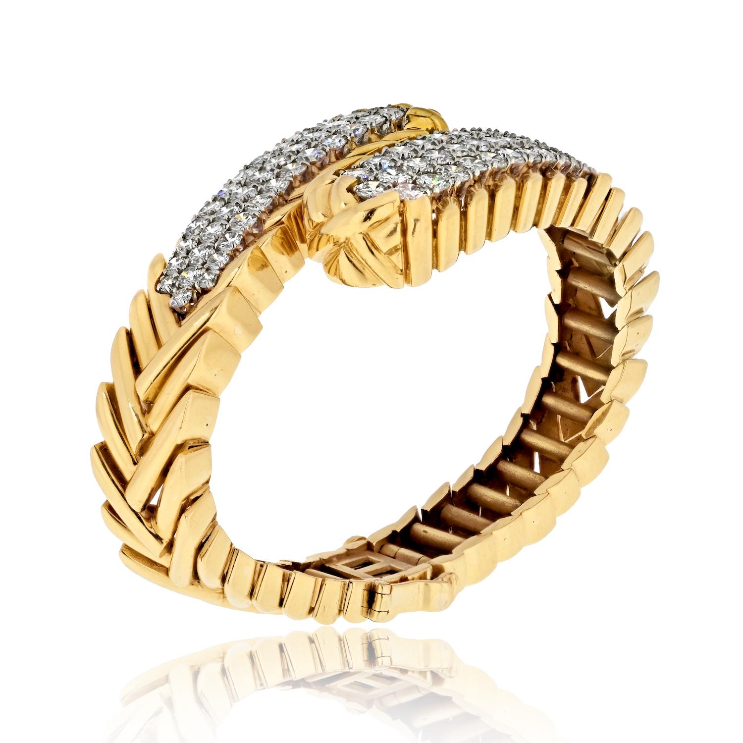 David Webb: 18 Karat Gelbgold Crossover-Armband mit runden Diamanten, 8,00 Karat Gesamtkaratgewicht im Zustand „Hervorragend“ im Angebot in New York, NY