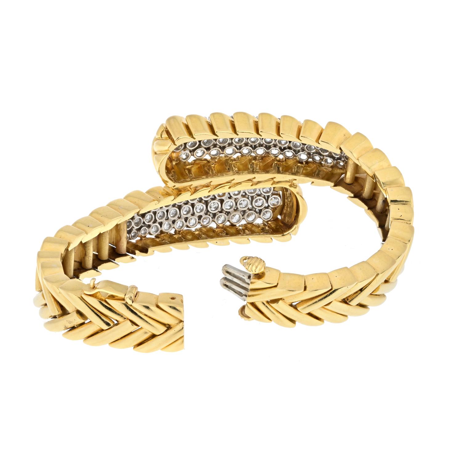 David Webb: 18 Karat Gelbgold Crossover-Armband mit runden Diamanten, 8,00 Karat Gesamtkaratgewicht Damen im Angebot