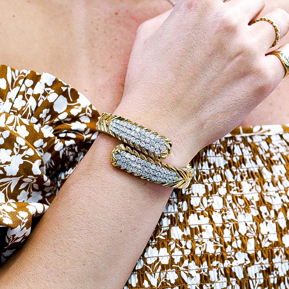 David Webb: 18 Karat Gelbgold Crossover-Armband mit runden Diamanten, 8,00 Karat Gesamtkaratgewicht im Angebot 1