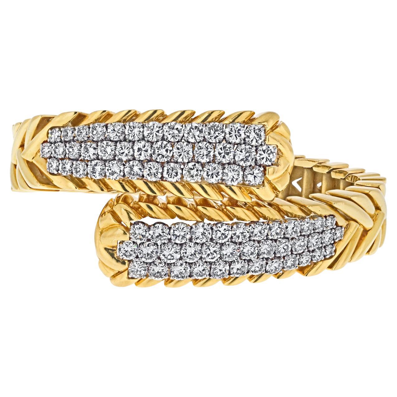 David Webb: 18 Karat Gelbgold Crossover-Armband mit runden Diamanten, 8,00 Karat Gesamtkaratgewicht im Angebot