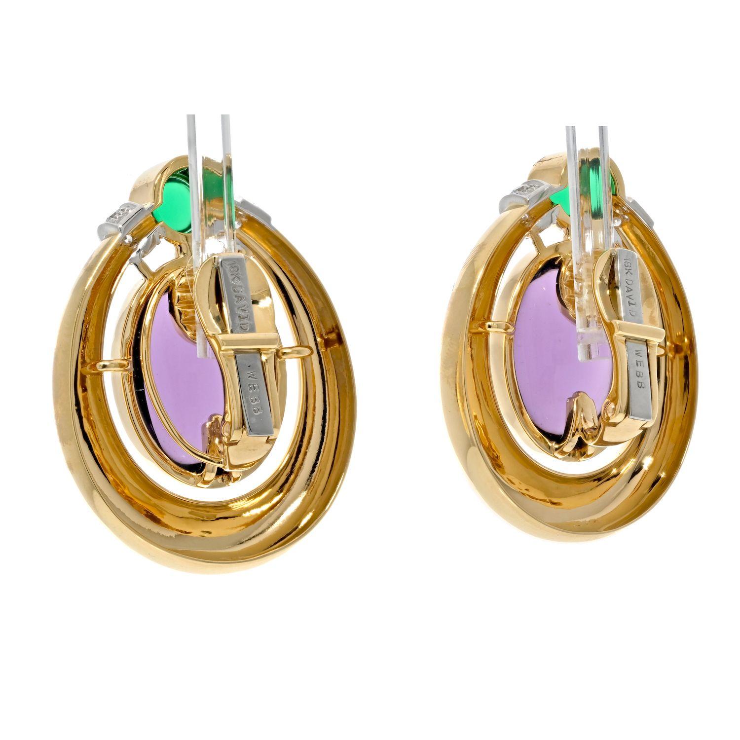 David Webb Orecchini in oro giallo 18k con ametista e smeraldi verdi cabochon In condizioni ottime in vendita a New York, NY