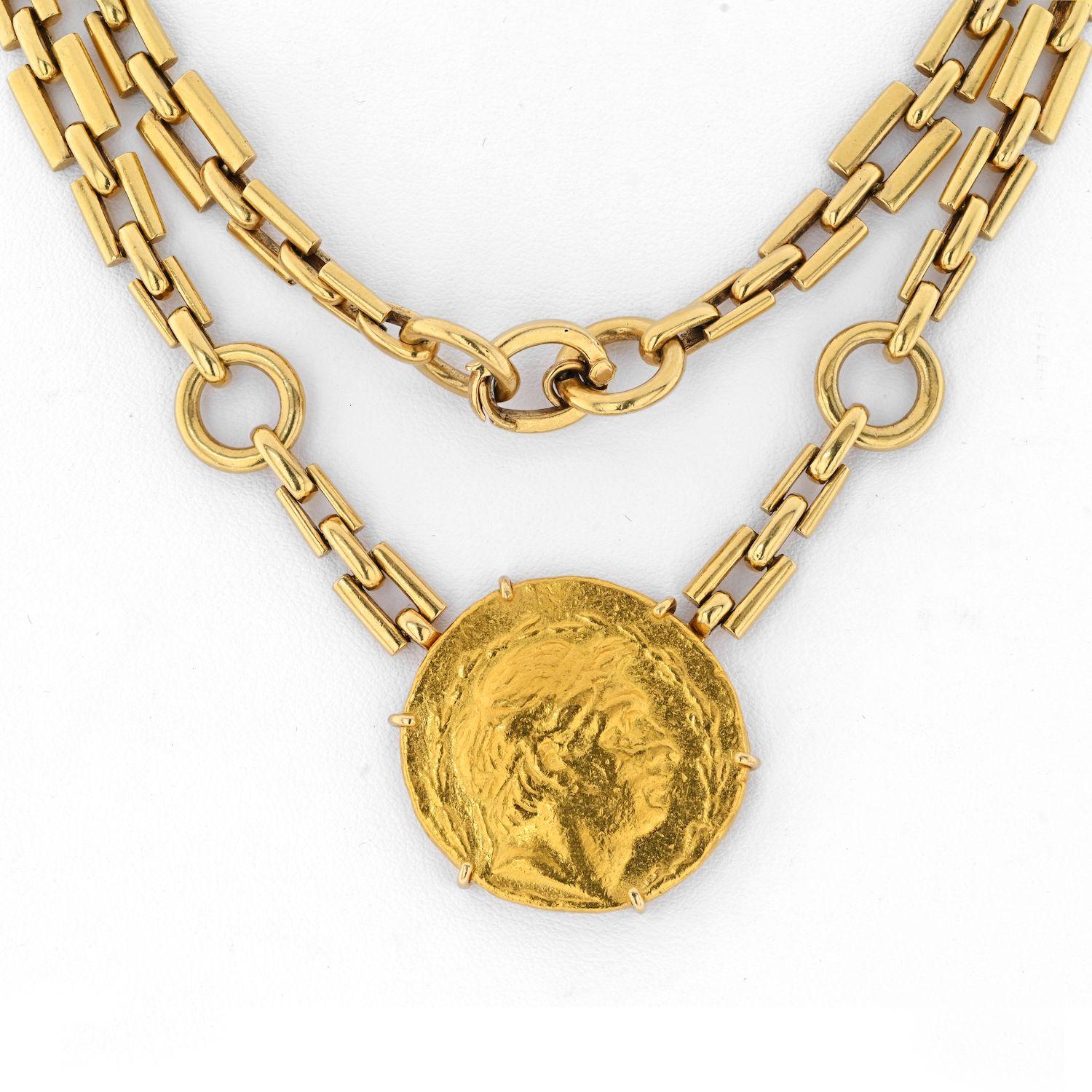Fabriqué avec d'anciennes pièces d'or grecques, une grande au centre et quatre petites dans la chaîne, ce bijou David Webb est sûr de devenir votre favori dès que vous le portez. 
Fabriqué en or jaune 18 carats, le collier à chaîne mesure 31 pouces