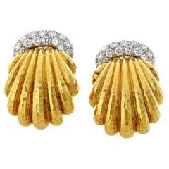Pendientes de clip estilo concha David Webb de oro amarillo de 18 quilates y diamantes