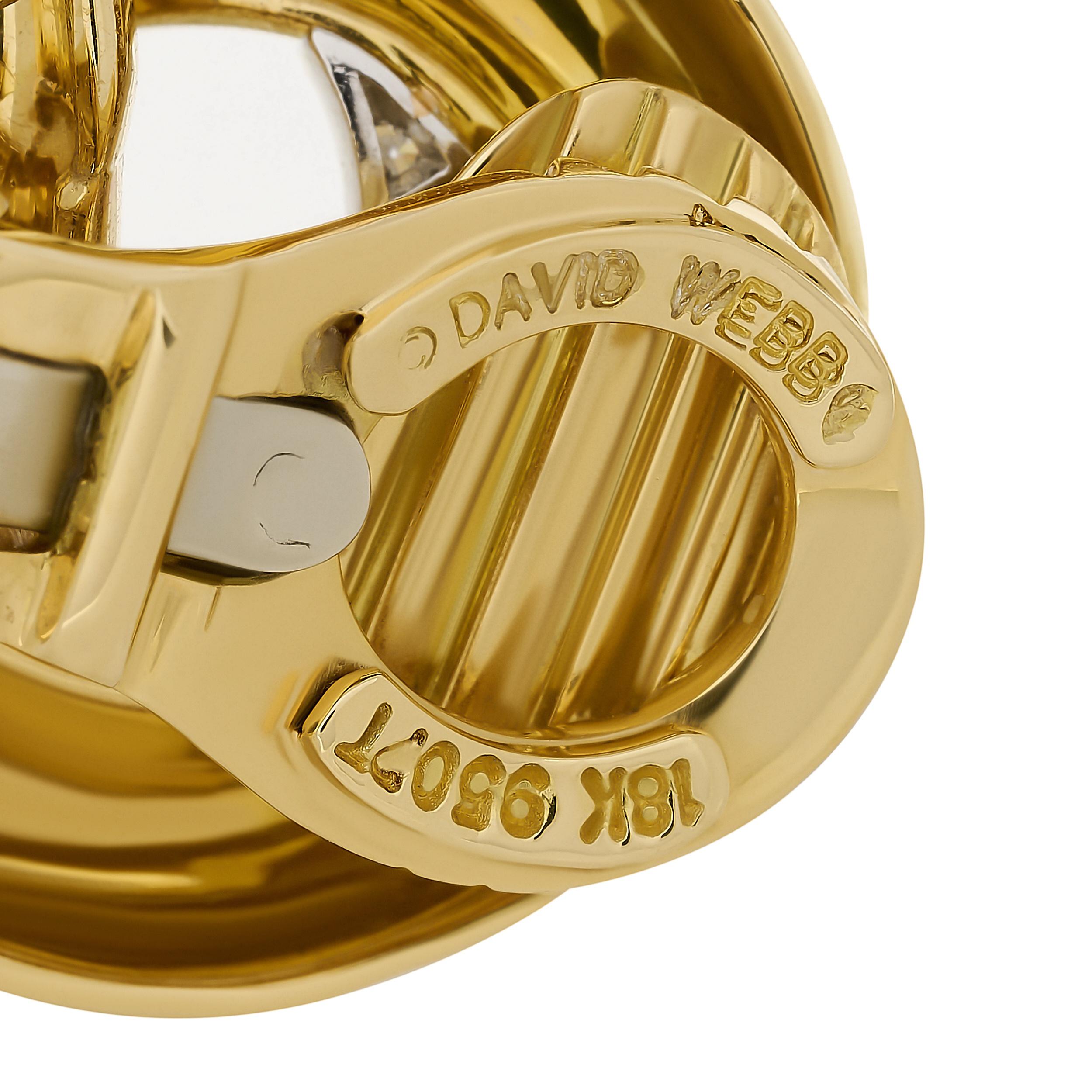 Questi sofisticati orecchini David Webb presentano un dinamico intreccio di cerchi in oro giallo lucido, con il cerchio esterno incorniciato da diamanti incastonati a pavé in platino, il tutto abbracciato da un turchese cabochon rotondo e