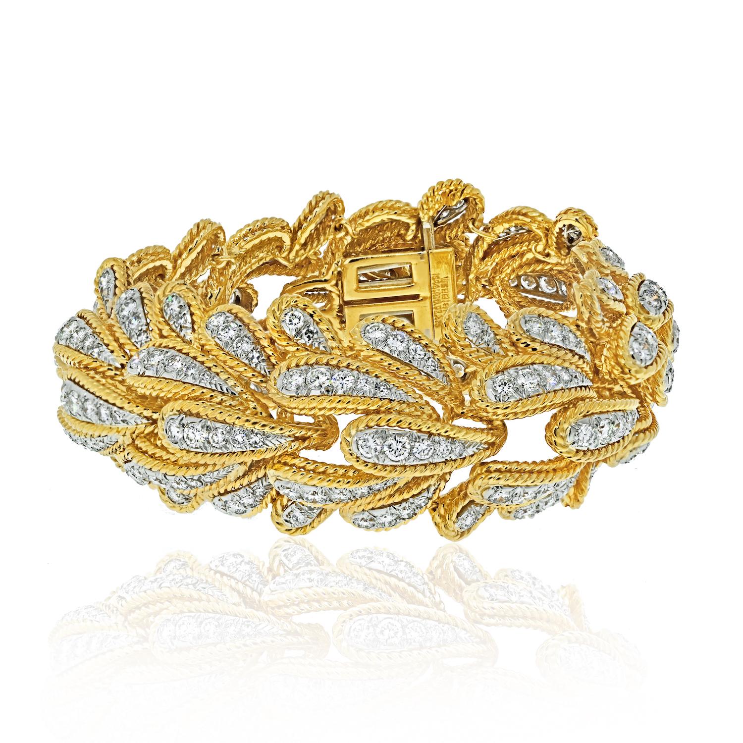 Le bracelet David Webb en platine et or jaune 18 carats 15,00cttw Bombe Diamond Leaf Motif est un bijou exquis qui respire l'élégance et le luxe. 

Réalisé avec précision, ce bracelet présente une étonnante combinaison de platine et d'or jaune 18