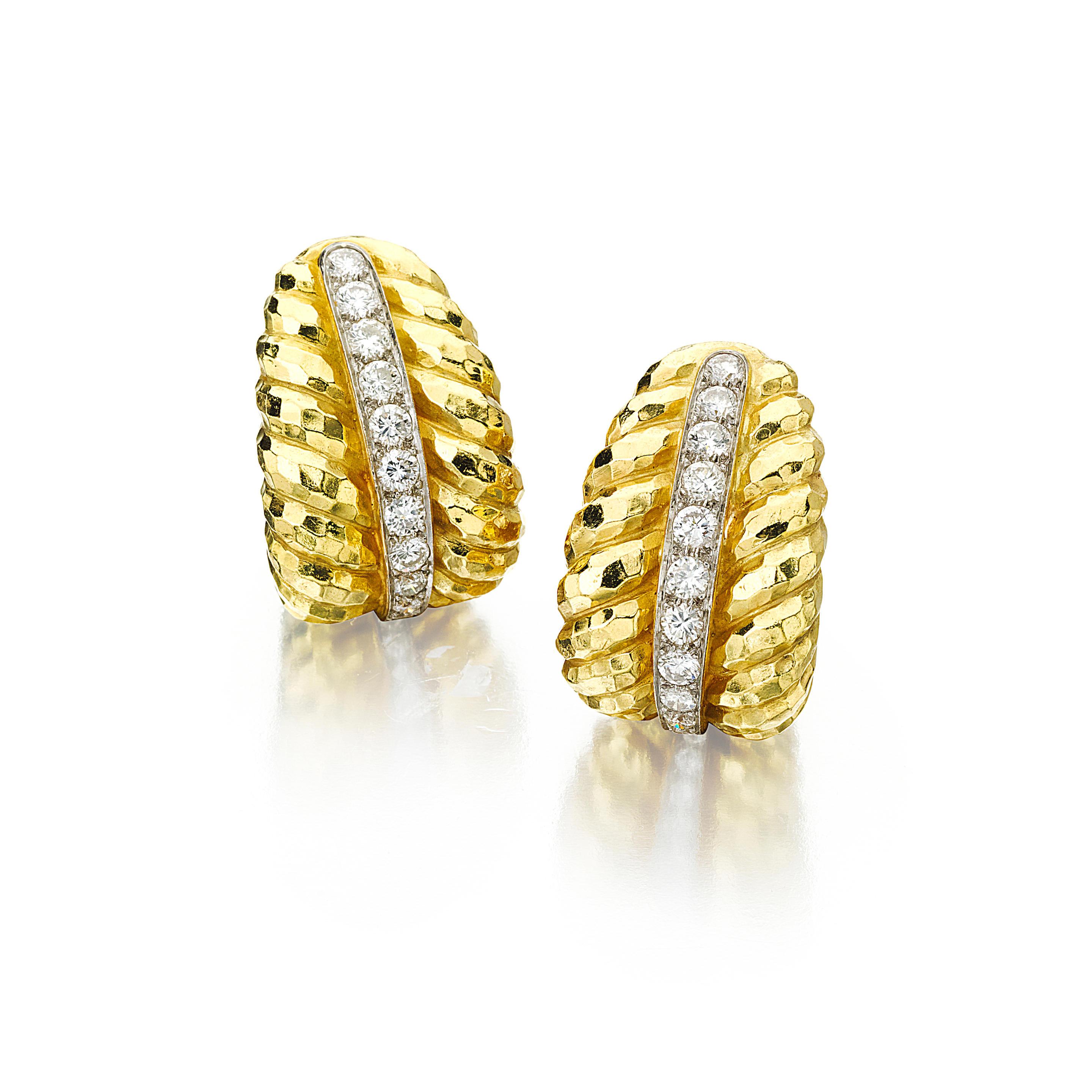 David Webb 18k Gelbgold und Platin Diamant-Clip-Ohrringe 2,05 cts

Wunderschöne Ohrringe aus gehämmertem Gold von David Webb
Ca. 2,05 Karat runde Diamanten in Platinstreifen in 18k Gelbgold gefasst
Ca. 1 1/8