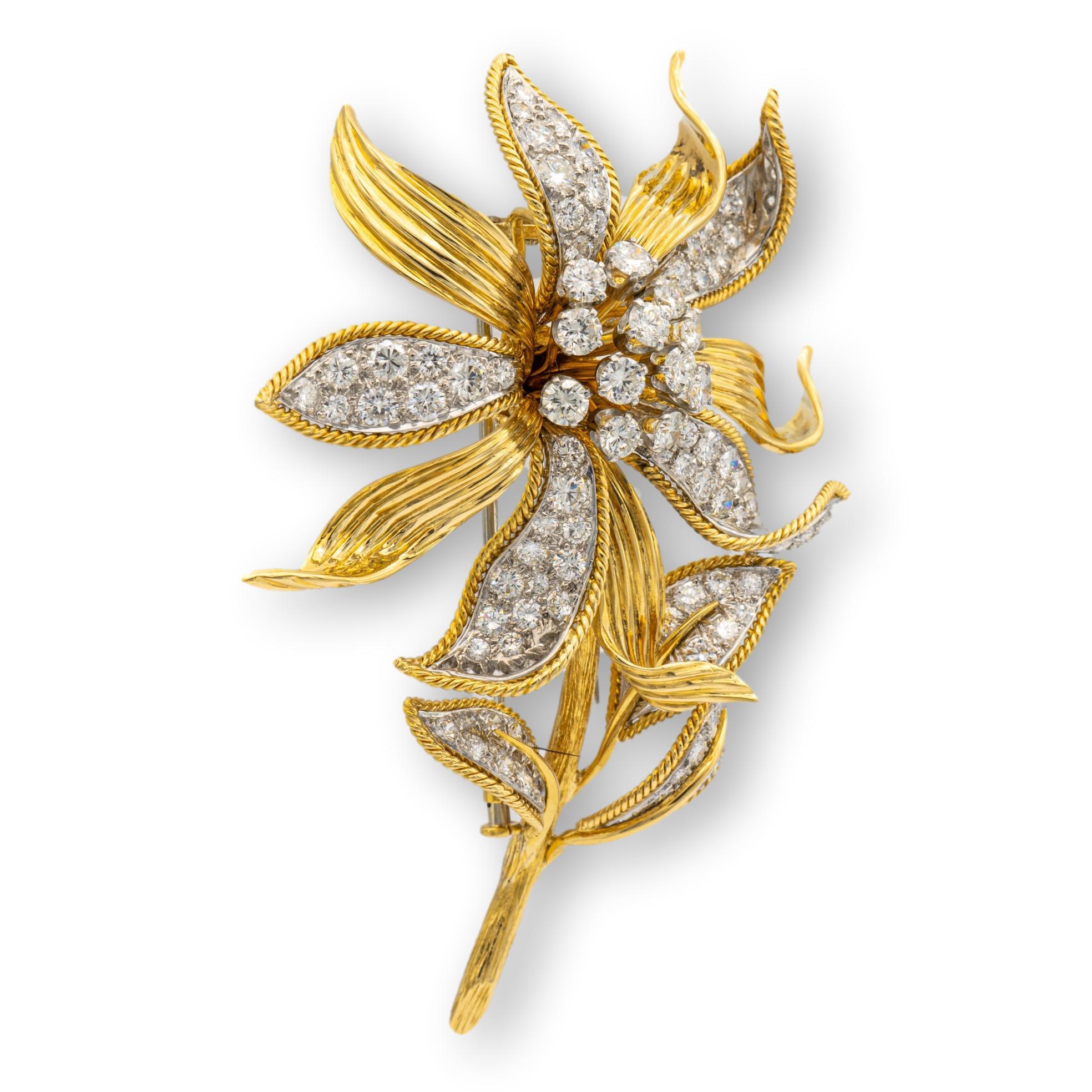 Broche David Webb finement ouvragée en or jaune 18 carats avec un motif de fleur présentant des diamants ronds de taille brillant sur des sections en platine. Le centre de la broche est orné d'une grappe en tremblant de diamants ronds de qualité,