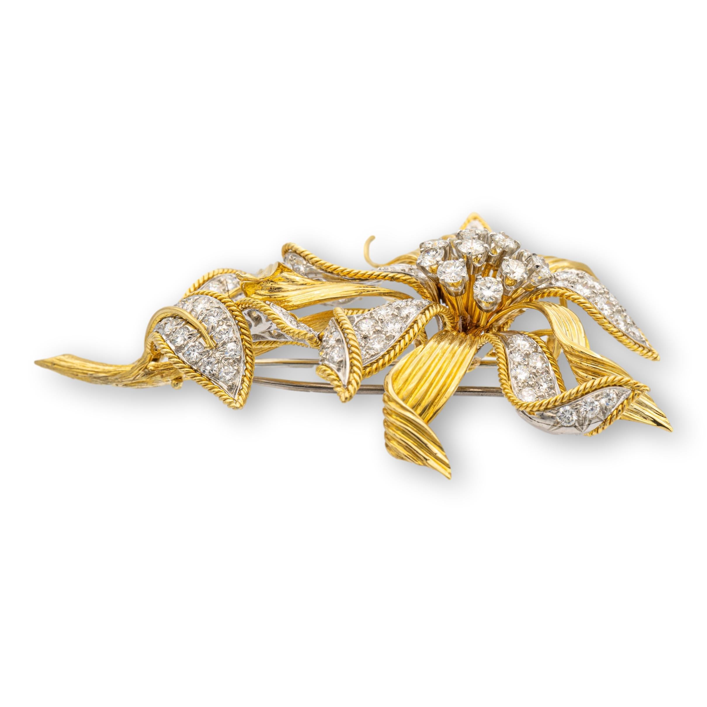 Taille ronde David Webb Broche en forme de fleur en or jaune 18 carats et platine avec diamants en forme d'étrier en vente