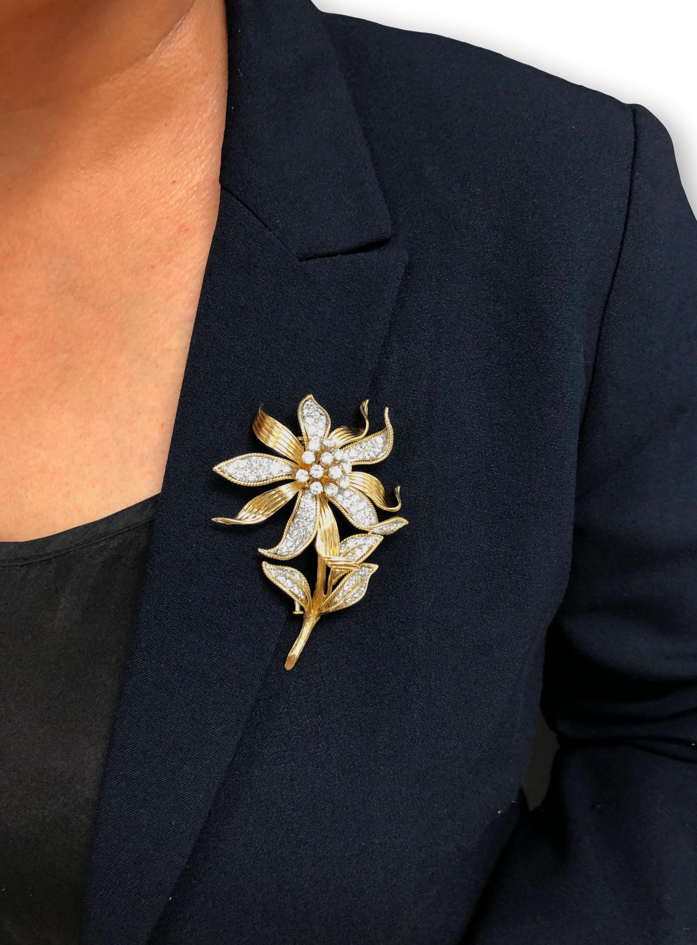 David Webb 18K Yellow Gold and Platinum En-Tremblant Diamond Flower Brooch In Excellent Condition For Sale In New York, NY