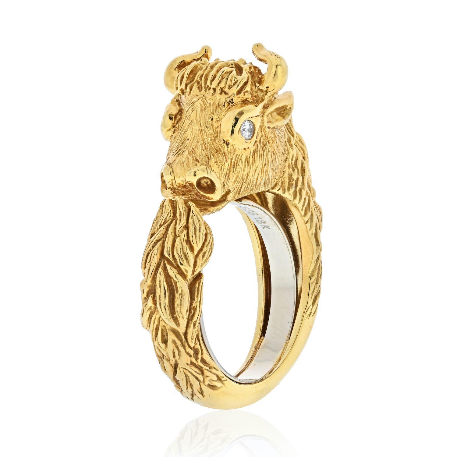 Moderne David Webb Bague en or jaune 18 carats représentant un taureau en forme de bébé avec des yeux en diamant en vente