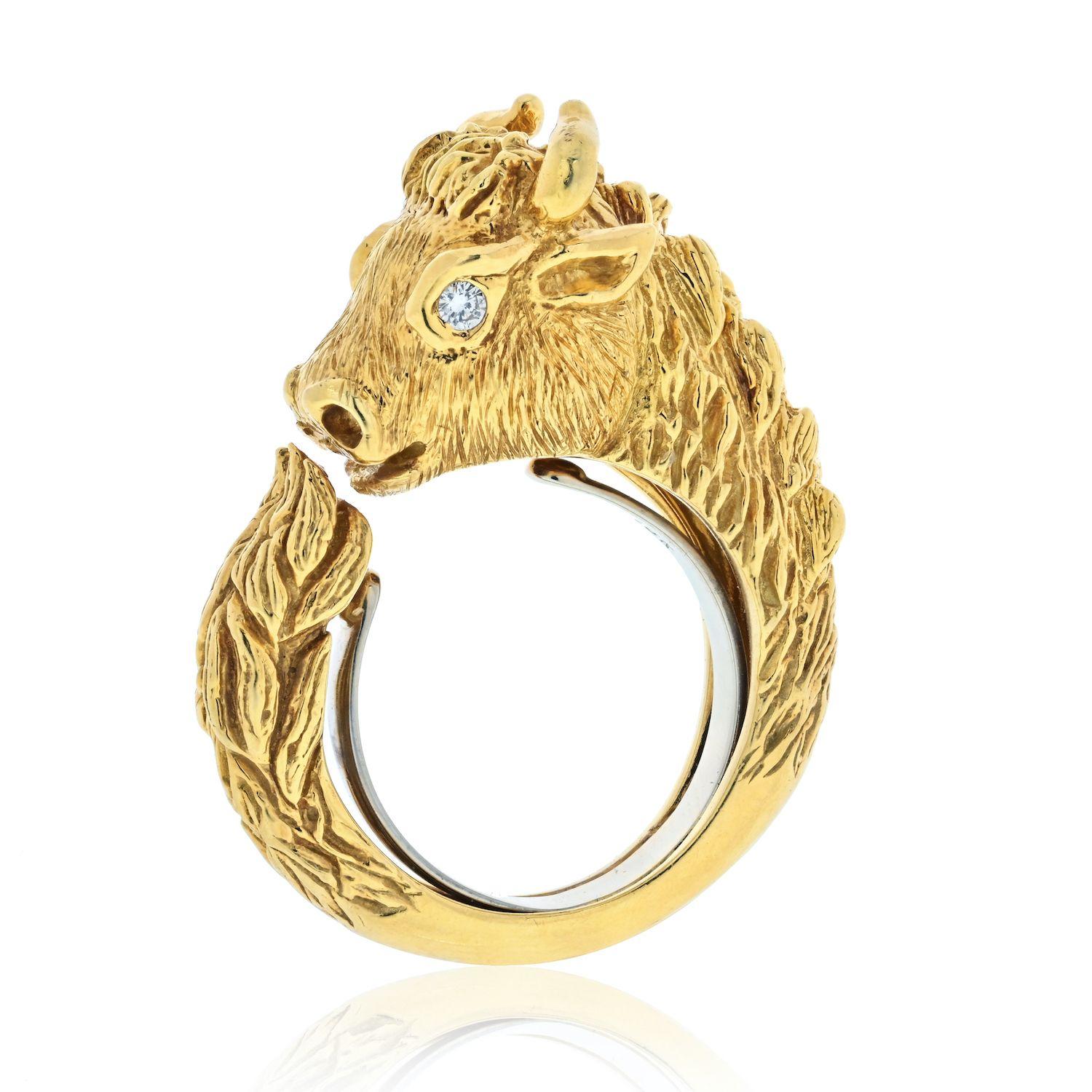 Taille ronde David Webb Bague en or jaune 18 carats représentant un taureau en forme de bébé avec des yeux en diamant en vente