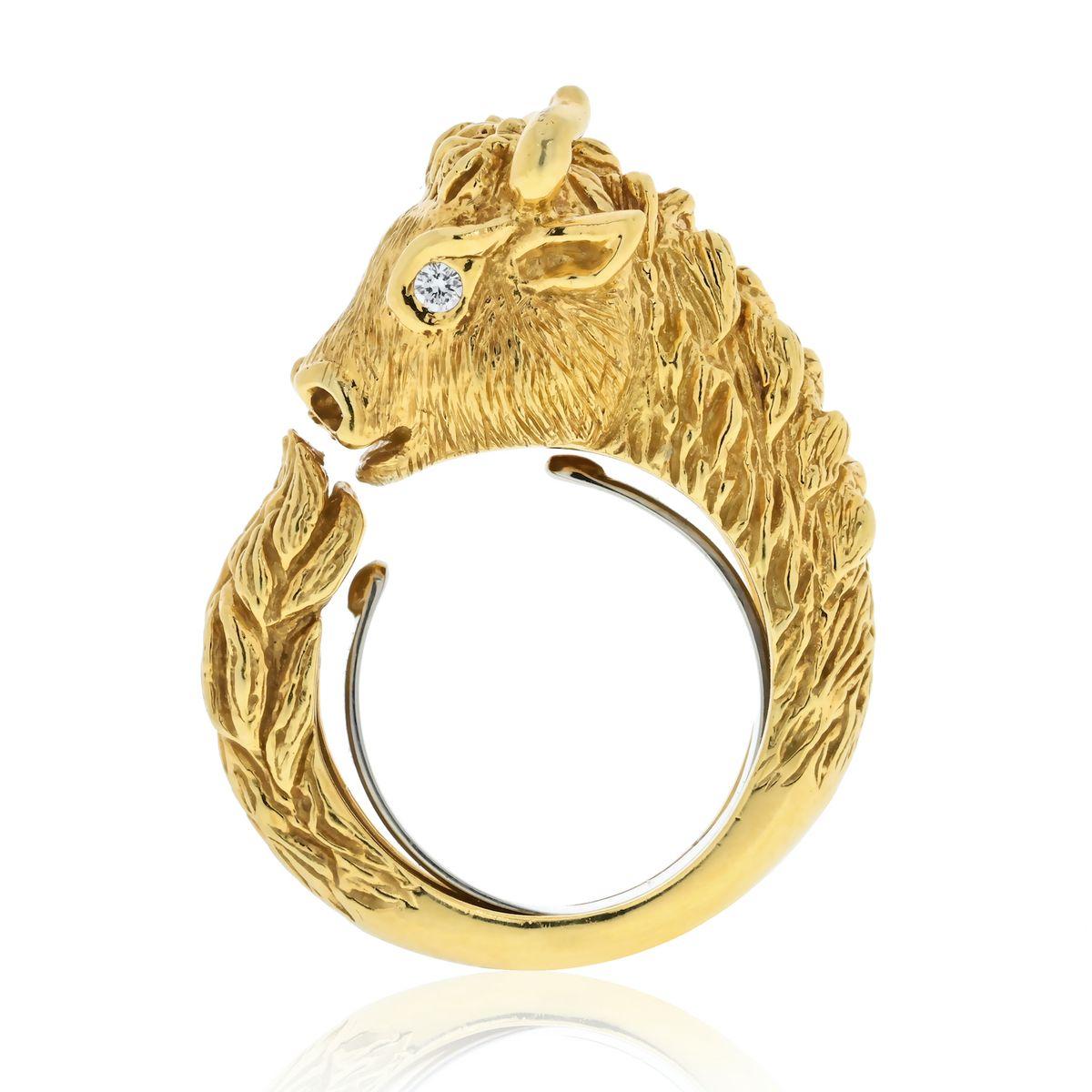 David Webb Bague en or jaune 18 carats représentant un taureau en forme de bébé avec des yeux en diamant Excellent état - En vente à New York, NY