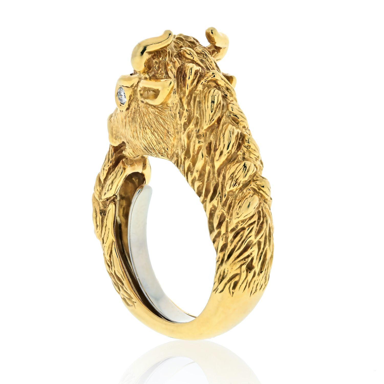 David Webb Bague en or jaune 18 carats représentant un taureau en forme de bébé avec des yeux en diamant Pour femmes en vente