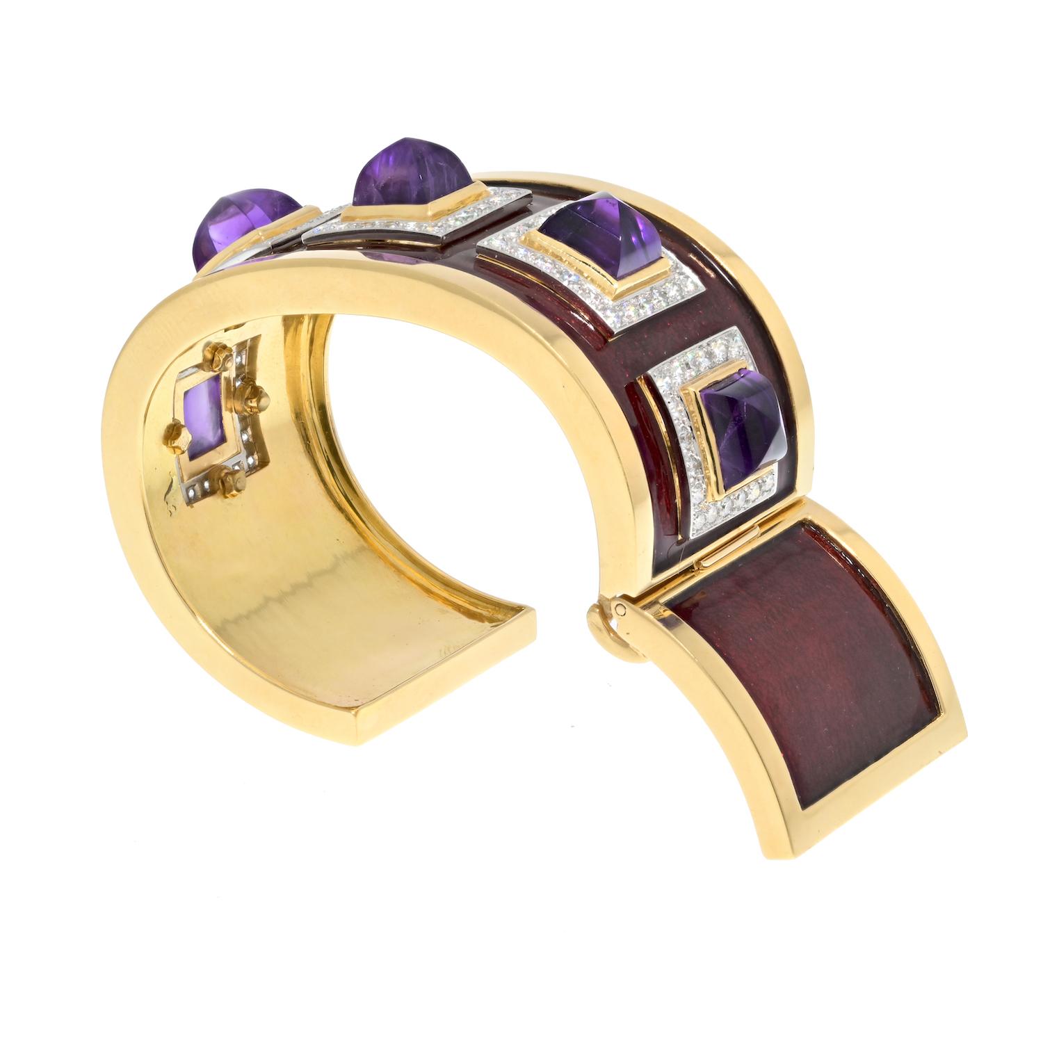 Taille ronde David Webb Bracelet en or jaune 18K Bastille Améthyste violette Émail rouge Diamants en vente