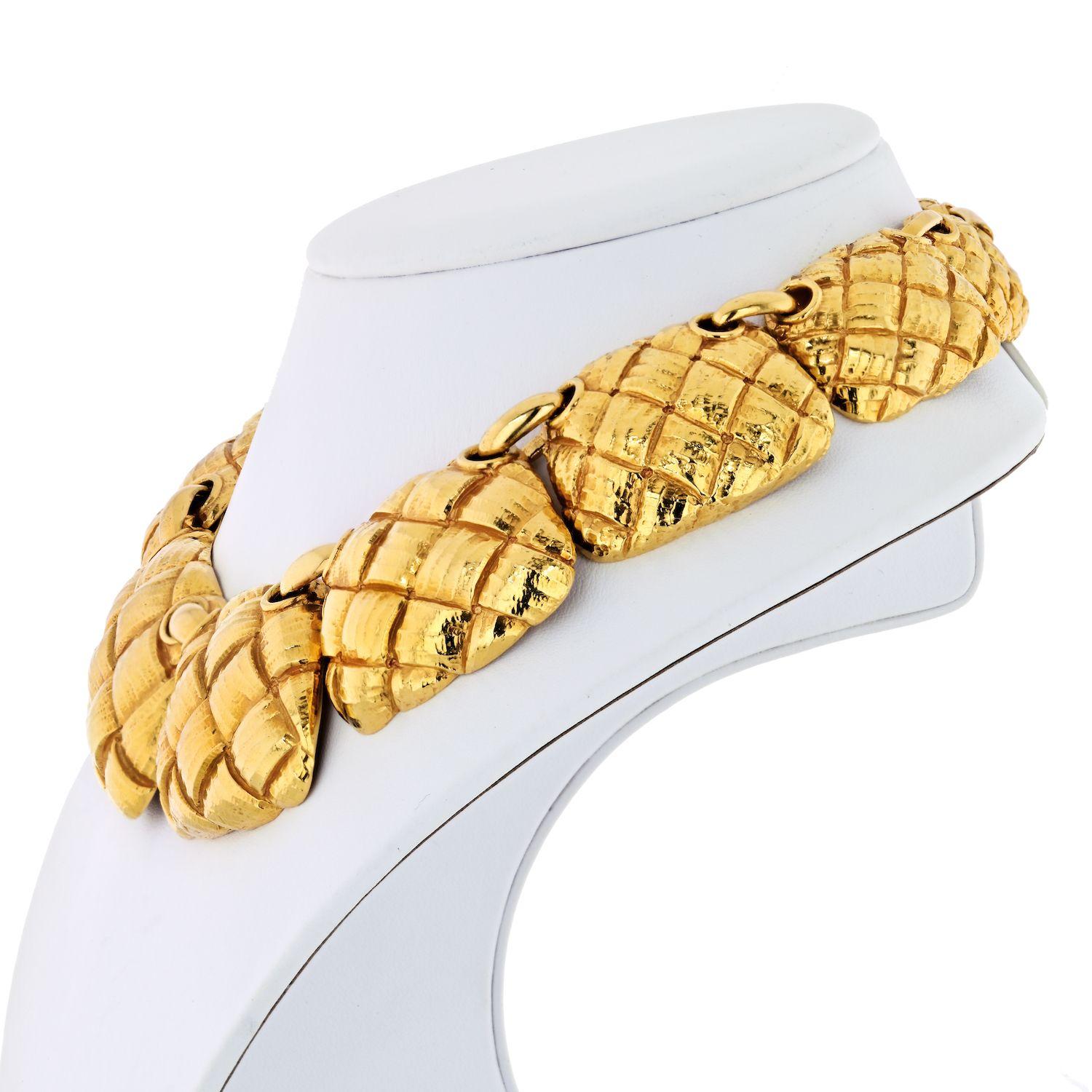 David Webb 18kt Gold Bib Style Halskette, bestehend aus großen, Korbgeflecht Plaques, 1 7/16 in. breiteste Plaque. 14 Zoll lang. 
