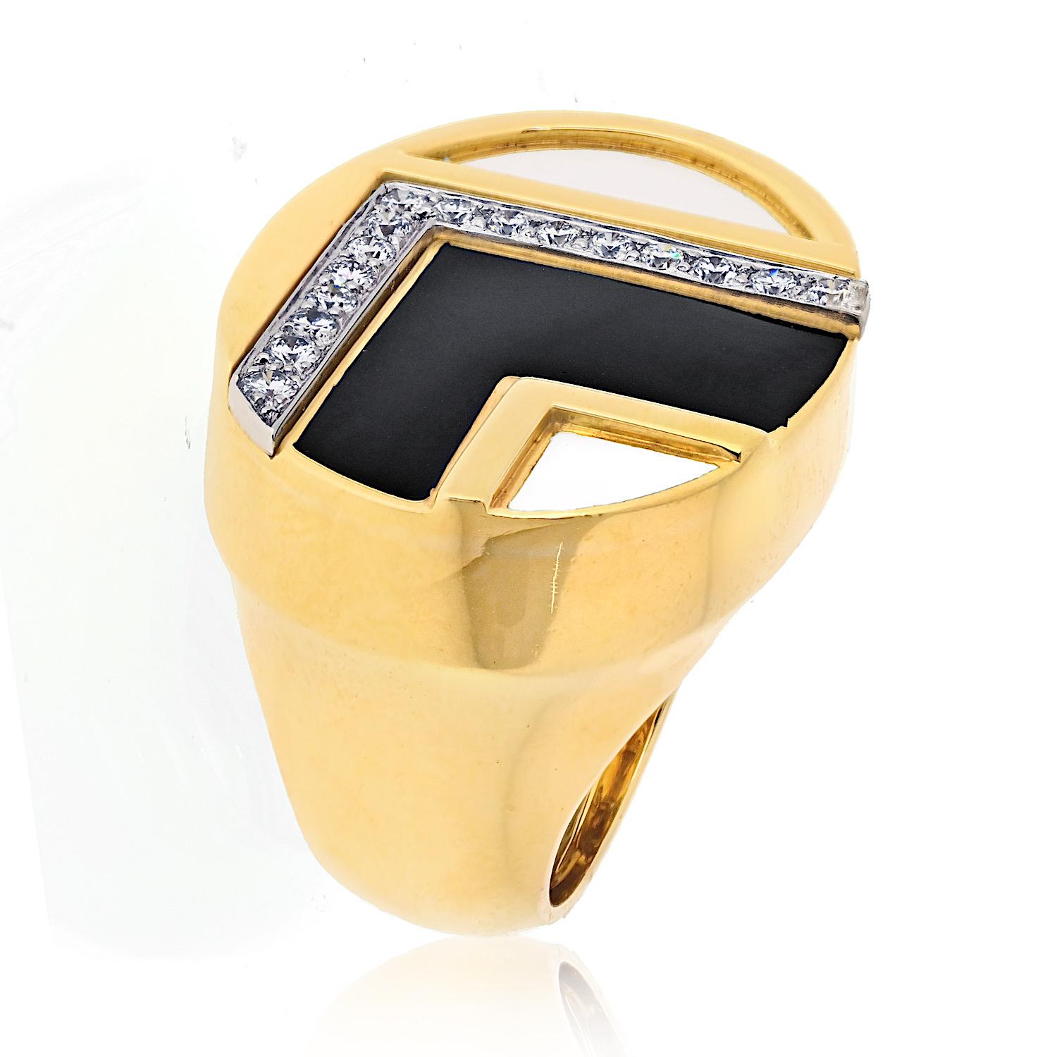 David Webb Bague à motif rétro en or jaune 18K émaillé noir et blanc  

Cette bague étonnante de David Webb présente un design audacieux d'inspiration rétro. Réalisé en or jaune 18 carats, il présente un motif géométrique captivant en émail noir et