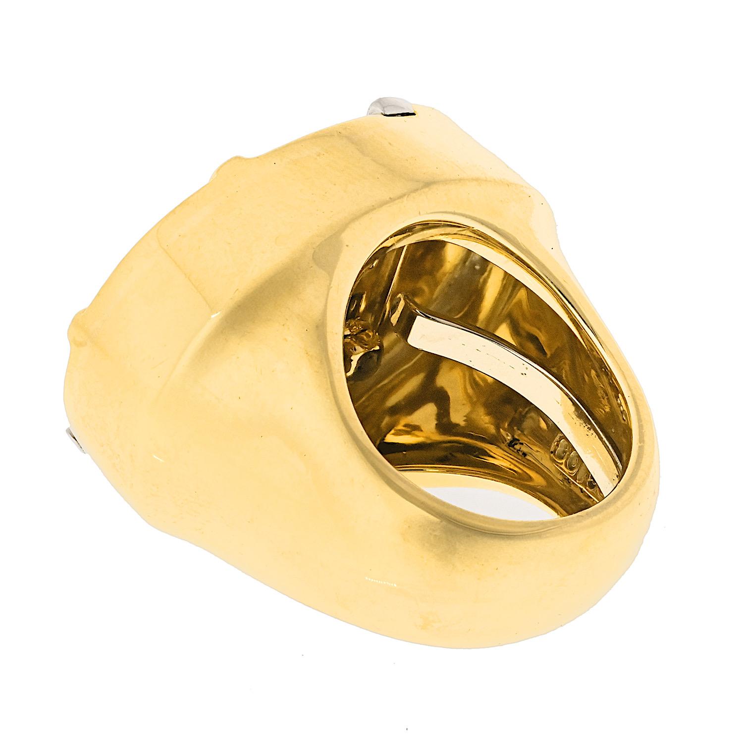 Moderne David Goldes, or jaune 18K, bague à motif rétro en émail noir et blanc en vente