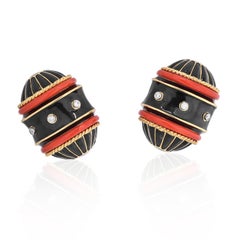 David Webb Boucles d'oreilles en forme de tonneau en or jaune 18 carats, émail noir, diamants et corail