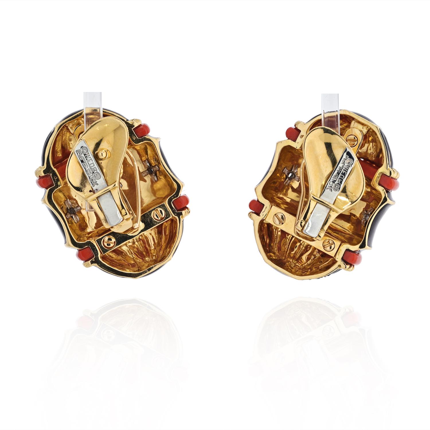 David Webb 18K Yellow Gold Black Enamel, Diamond And Coral Barrel Shaped Earring In Excellent Condition For Sale In New York, NY