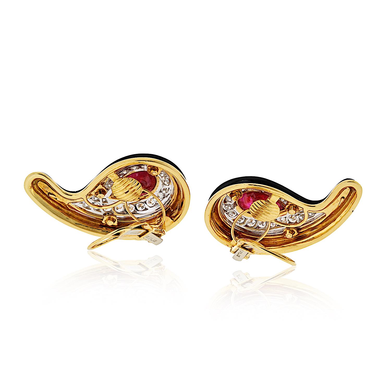 David Webb 18K Yellow Gold Black Enamel Diamond And Ruby Clip On Earrings In Excellent Condition For Sale In New York, NY