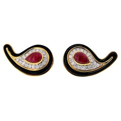 Pendientes de clip David Webb de oro amarillo de 18 quilates, esmalte negro, diamantes y rubíes