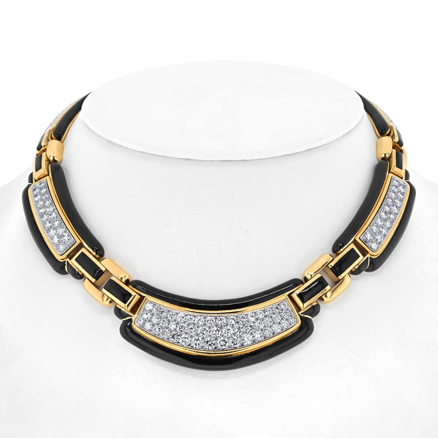 Préparez-vous à être enchantés par la beauté envoûtante de ce collier David Webb en platine et or jaune 18 carats avec diamants en émail noir. Cette pièce extraordinaire illustre le savoir-faire et l'art inégalés qui font la renommée de David