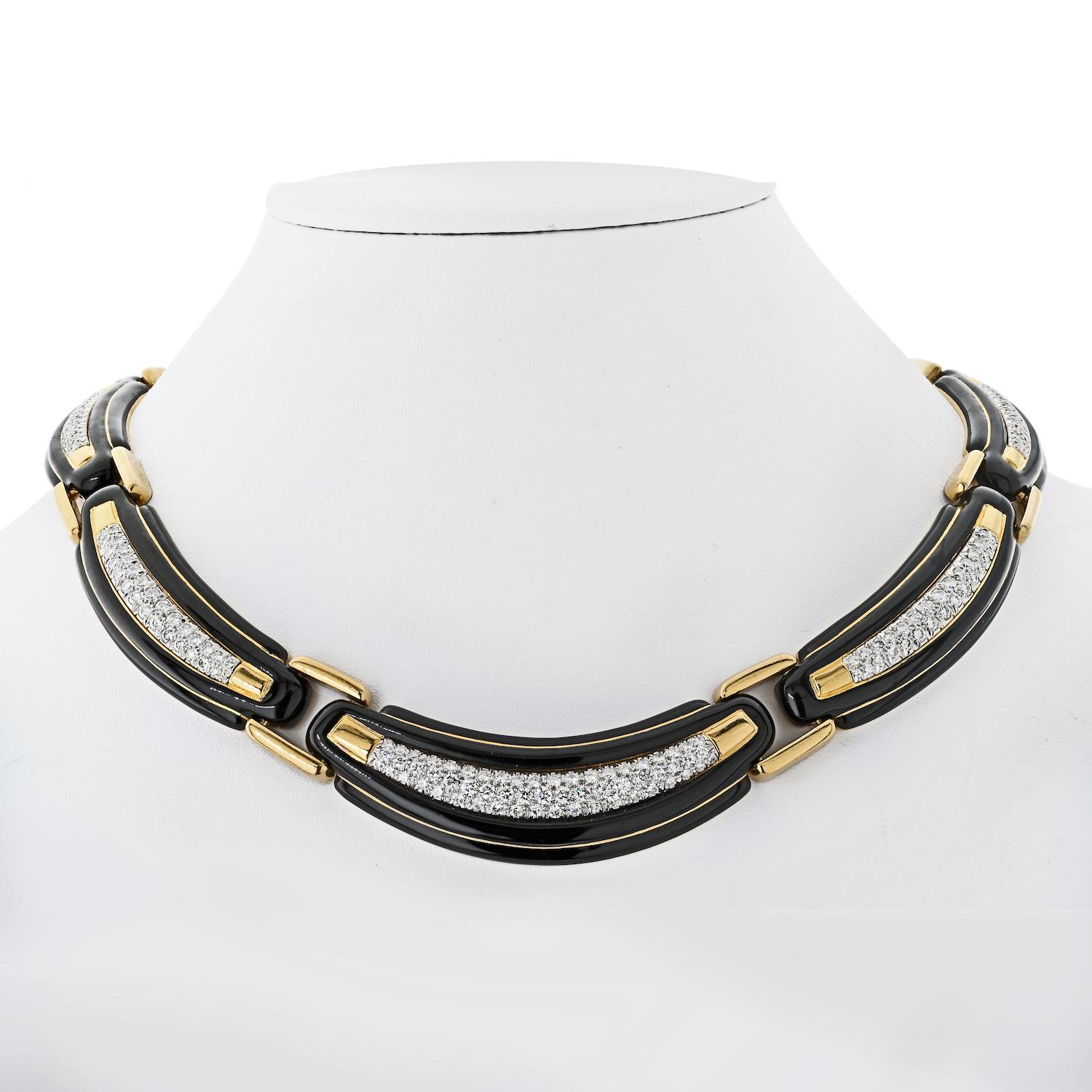 Cet exquis collier en émail noir en platine et or jaune 18 carats de David Webb est une véritable déclaration de luxe et de sophistication. Conçu avec des détails en émail noir, le collier est élégamment orné d'environ 9,00 carats de diamants ronds
