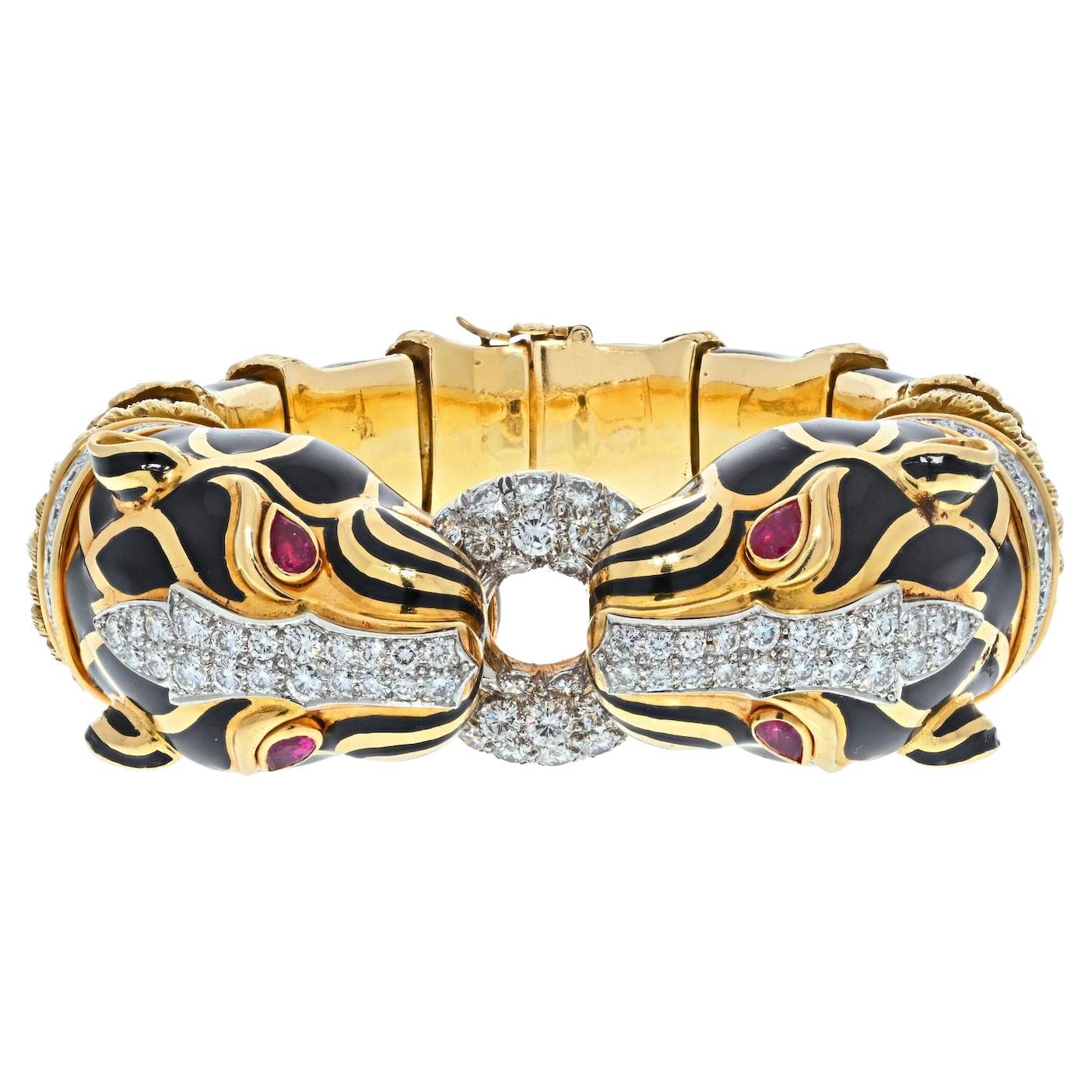 David Webb Bracelet lion à double tête en or jaune 18 carats et émail noir