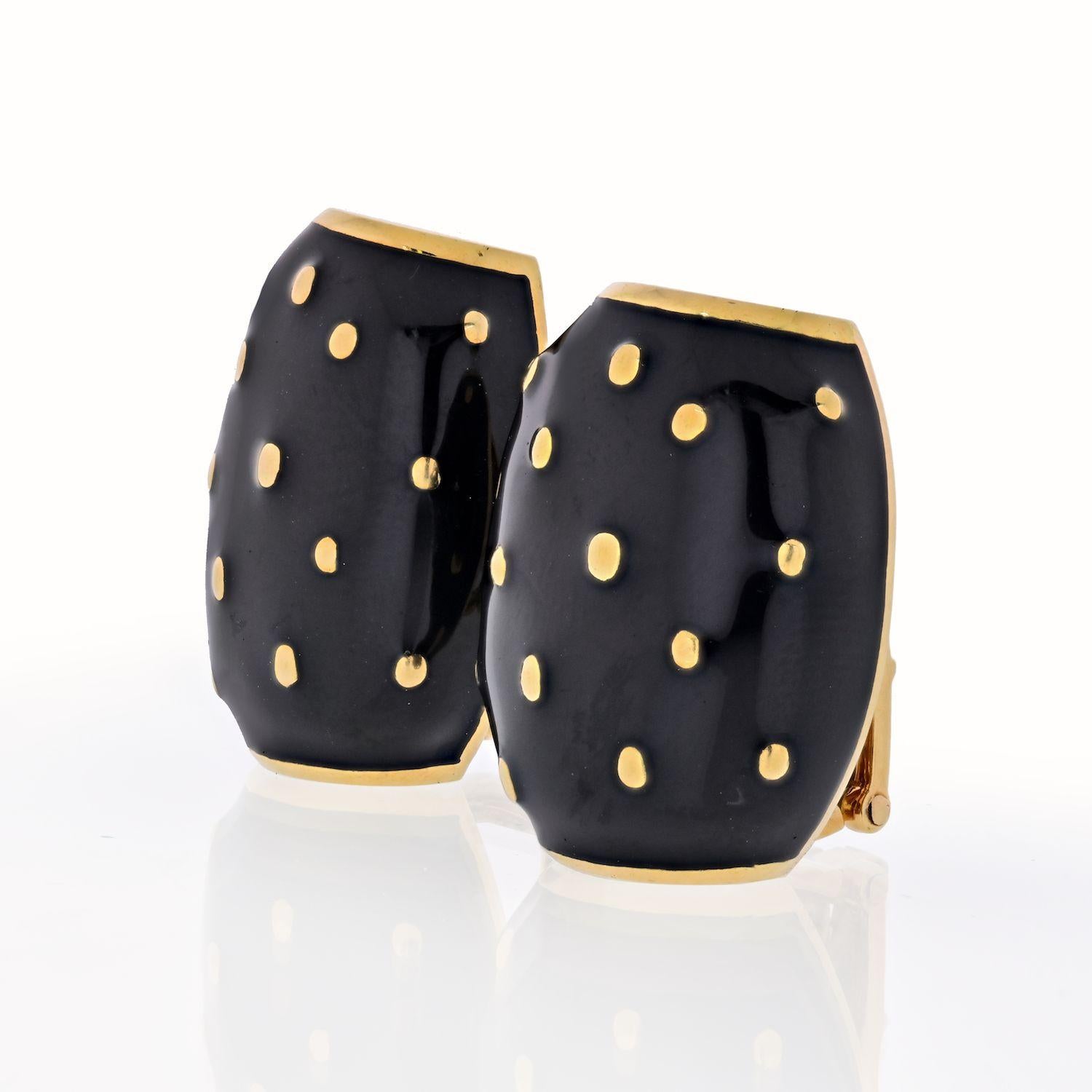 Fermagli per orecchie vintage a forma di cupola, con smalto nero e punti luce dorati, in oro giallo 18 carati. Timbrato 'WEBB' Circa anni '70.
Orecchini a clip.
Lunghezza: 25 mm 
Larghezza: 20 mm.