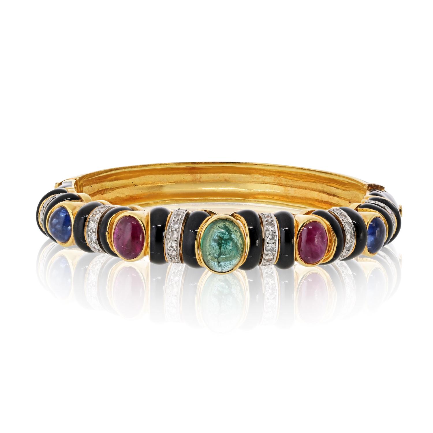 Questo eccezionale bracciale di David Webb è un'audace celebrazione del colore, dell'artigianato e dello stile inconfondibile. Realizzato magistralmente in oro giallo 18 carati, presenta i dettagli in smalto nero tipici del designer, creando un
