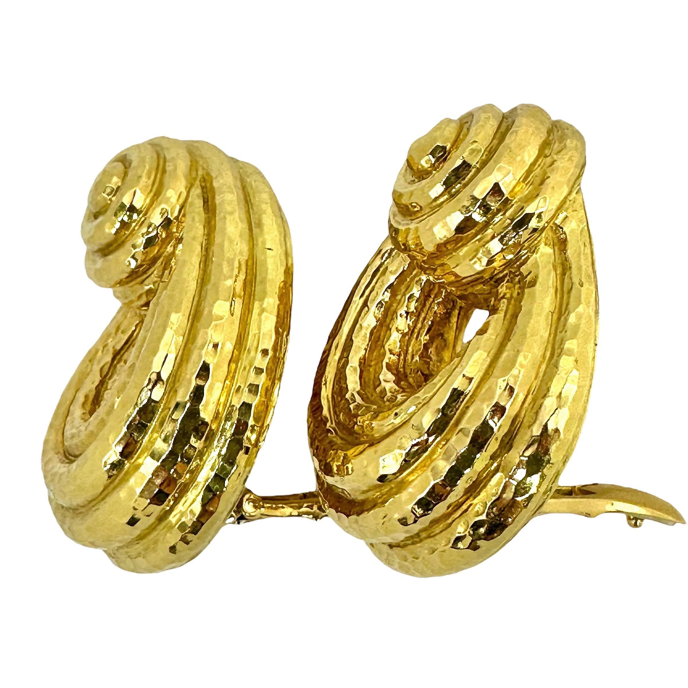 David Webb, boucles d'oreilles en or jaune 18 carats à motif de volutes martelés audacieux Bon état - En vente à Palm Beach, FL