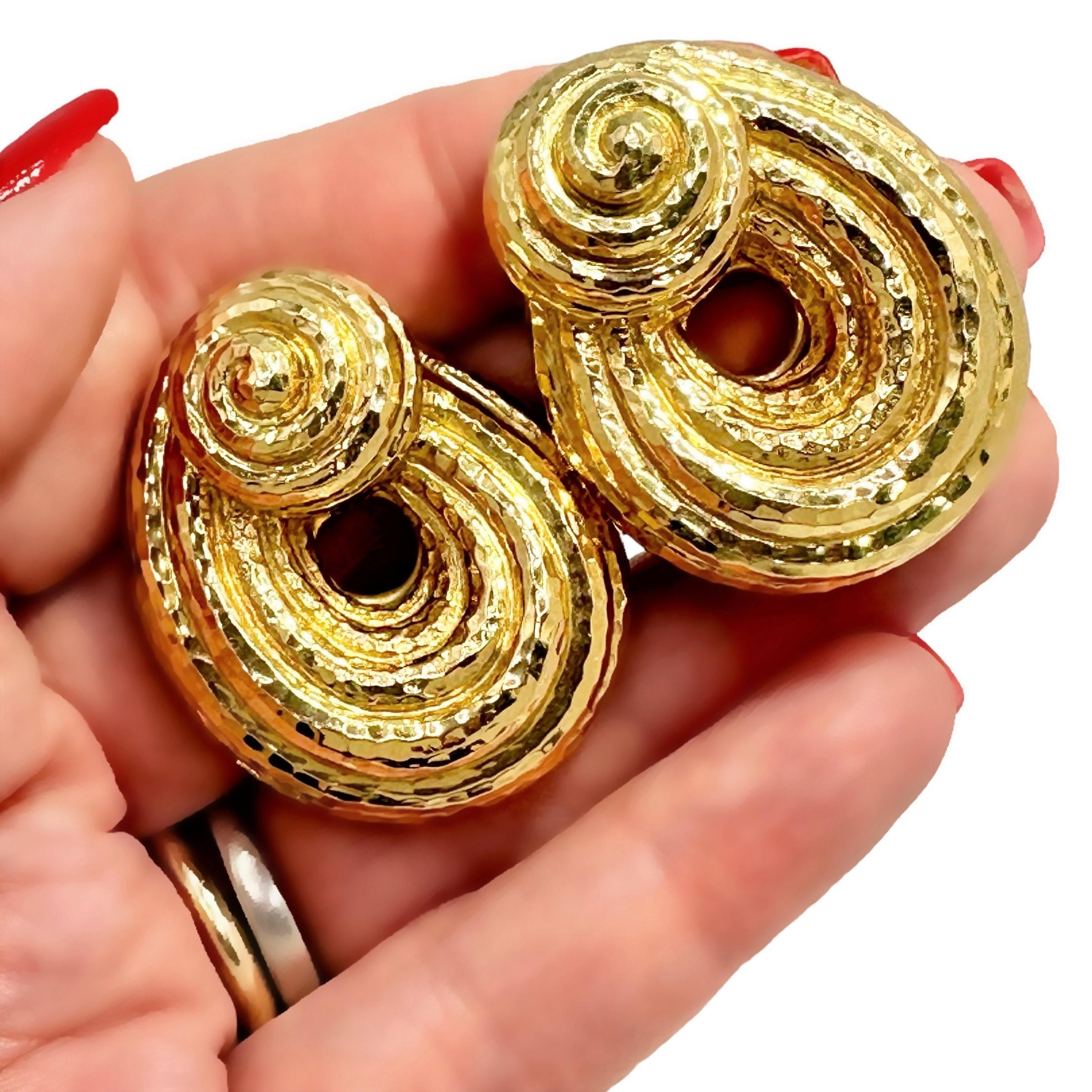David Webb, boucles d'oreilles en or jaune 18 carats à motif de volutes martelés audacieux en vente 3