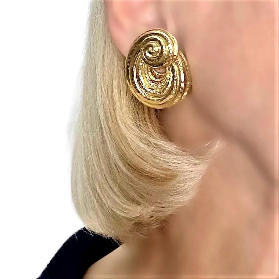 David Webb - Boucles d'oreilles en or jaune 18 carats avec motif de rouleau martelé de 1,5 cm de long. en vente 4