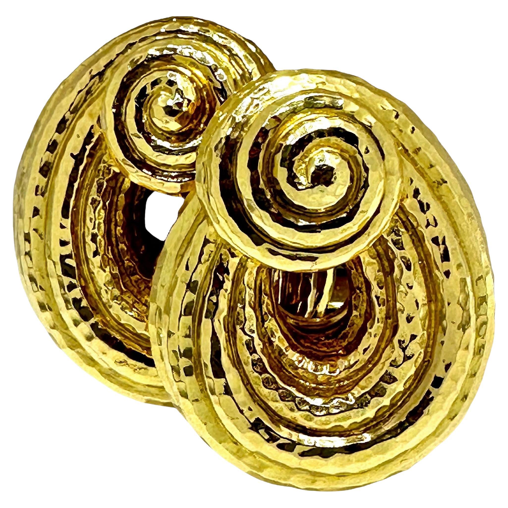 David Webb - Boucles d'oreilles en or jaune 18 carats avec motif de rouleau martelé de 1,5 cm de long. en vente