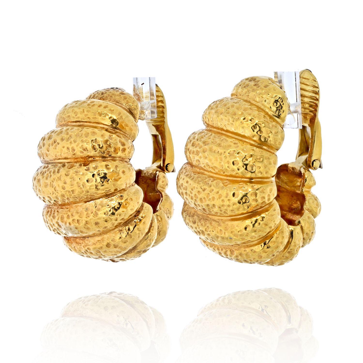 David Webb 18K Yellow Gold Bombe Ribbed Shrimp Clip on Earrings In Excellent Condition For Sale In New York, NY