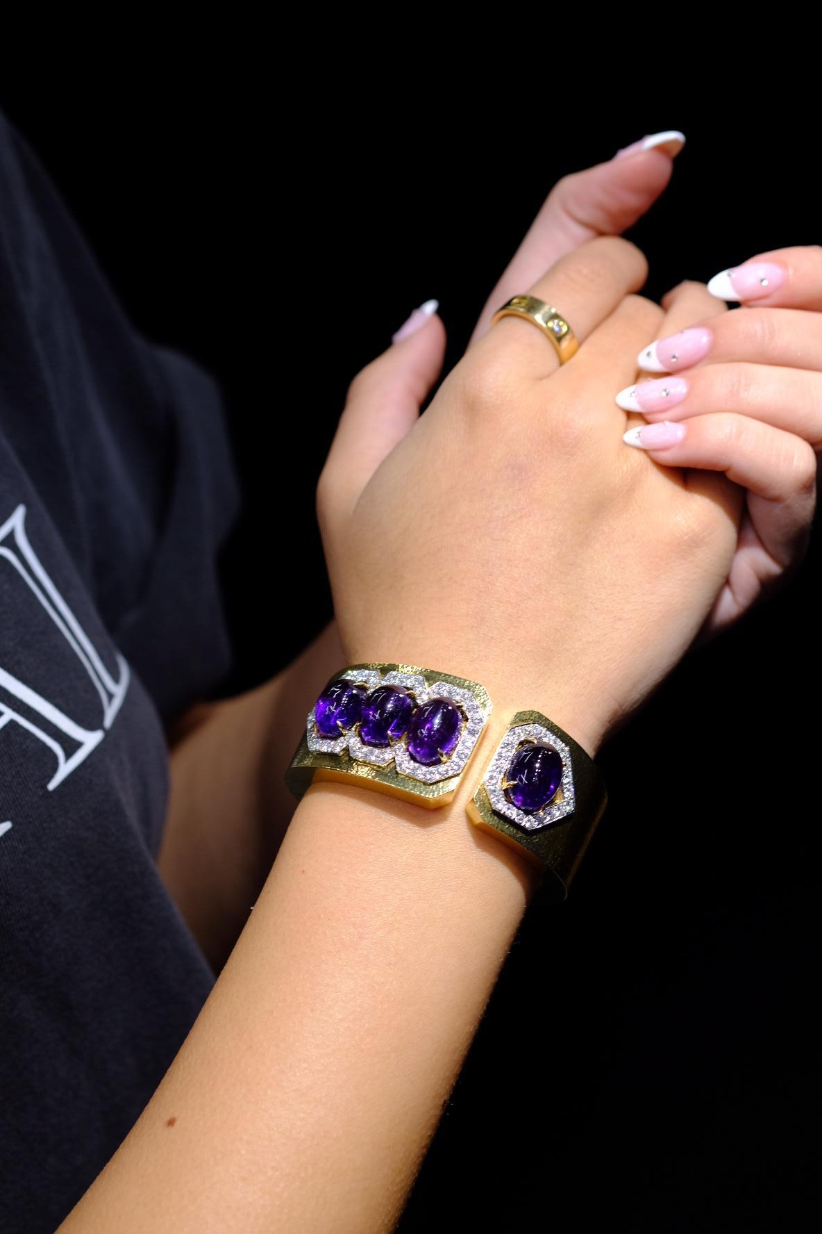 Manschettenarmband aus 18 Karat Gelbgold mit Amethyst und Diamanten im Cabochon-Schliff von David Webb im Angebot 1