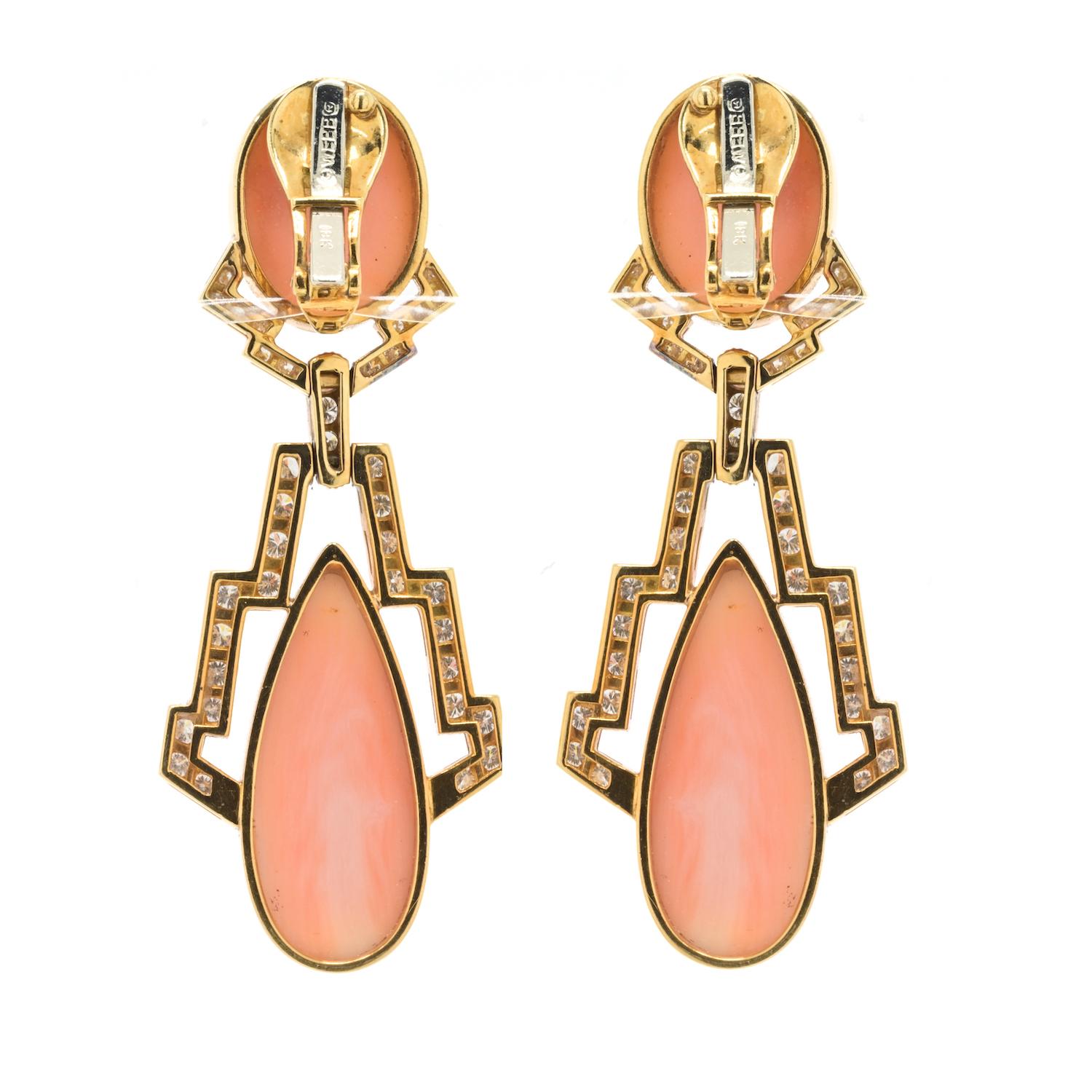 David Webb 18K Yellow Gold Cabochon Coral Doorknocker Earrings In Excellent Condition For Sale In New York, NY